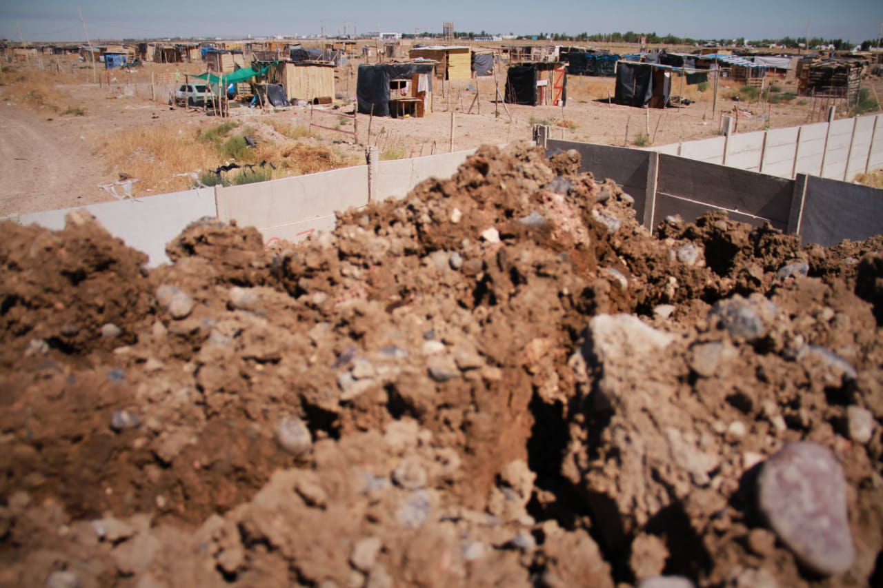Informal homes have sprung up near an expanding oil and gas waste dump in Neuquén province.
