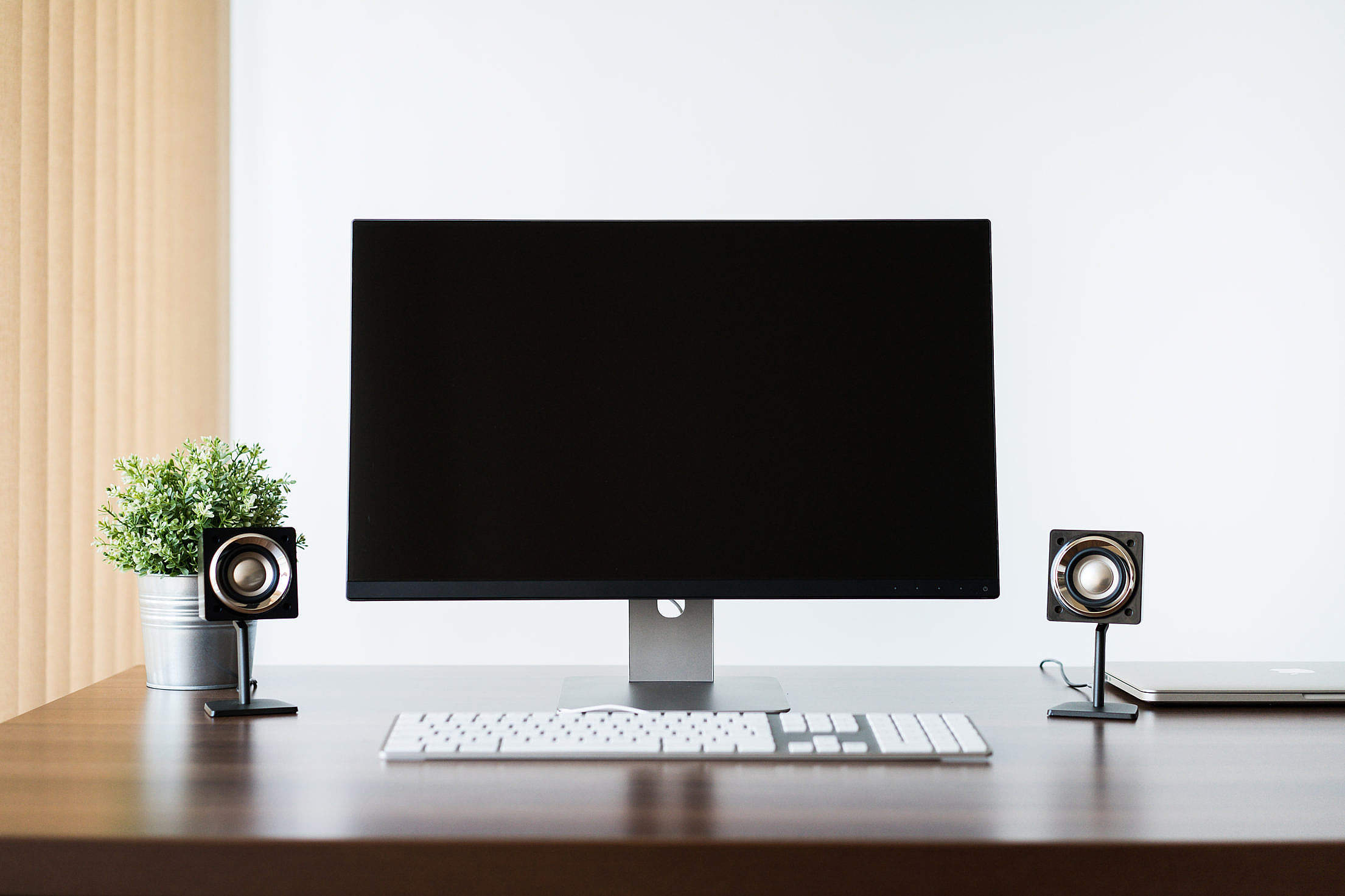 minimalistic-and-clean-home-office-computer-setup-2210x1473