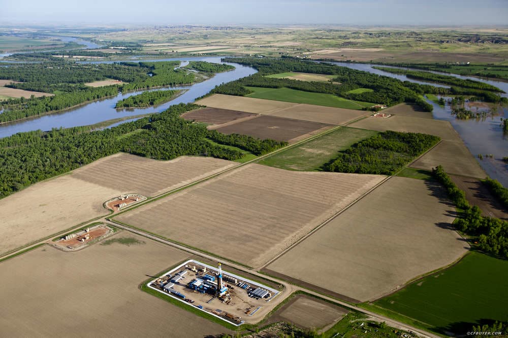 Drill rig and well pads near confluence of Missouri and Yellowstone Rivers