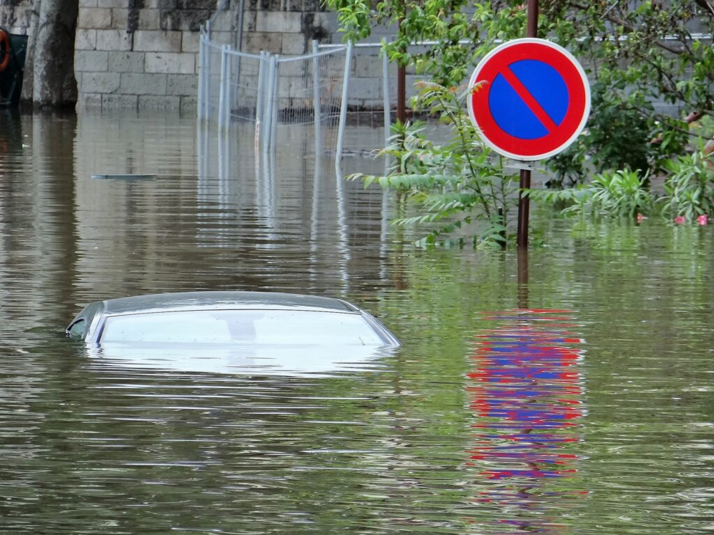 Car under the Seine, floods in Paris, rue Eugène Poubelle, June 2016