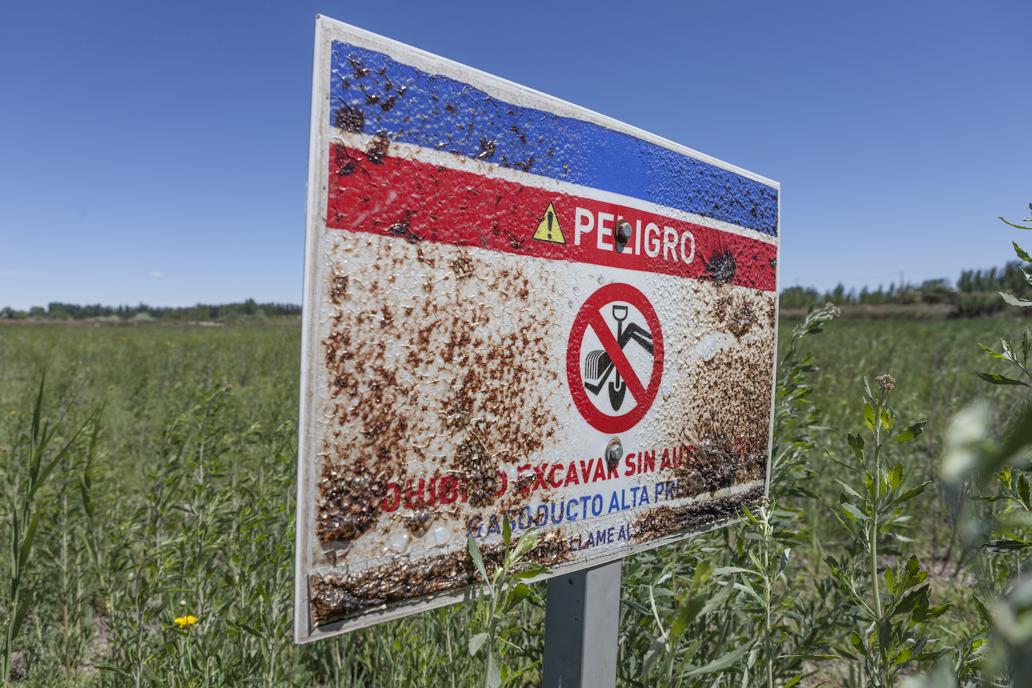 A sign warning of a high-pressure gas line