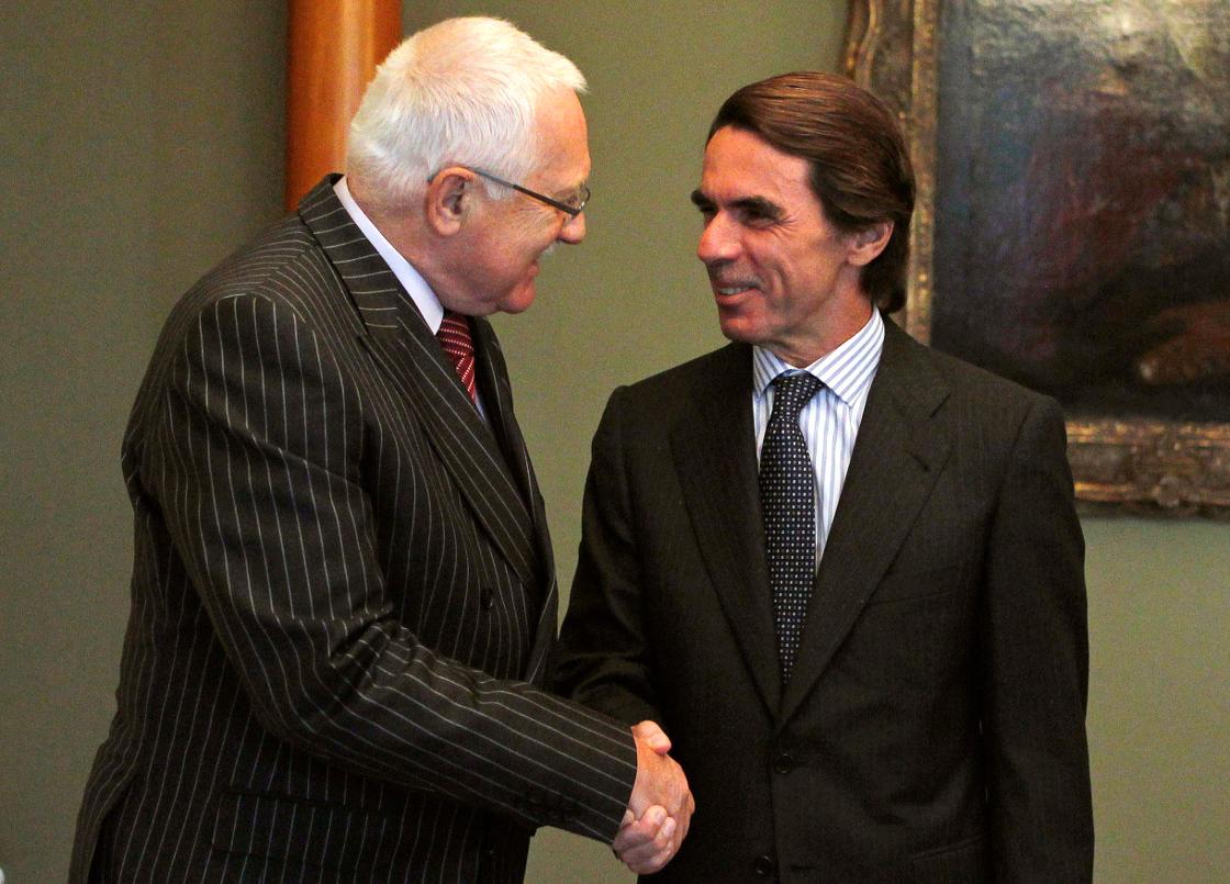 Czech Republic president Vaclav Klaus welcomes former Spanish prime minister Jose Maria Aznar