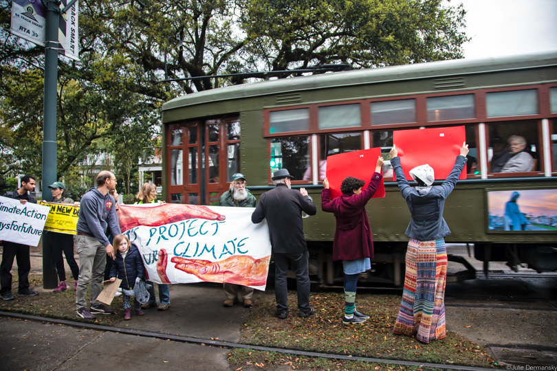 Streetcar in New Orleans passes the school strike for the climate.